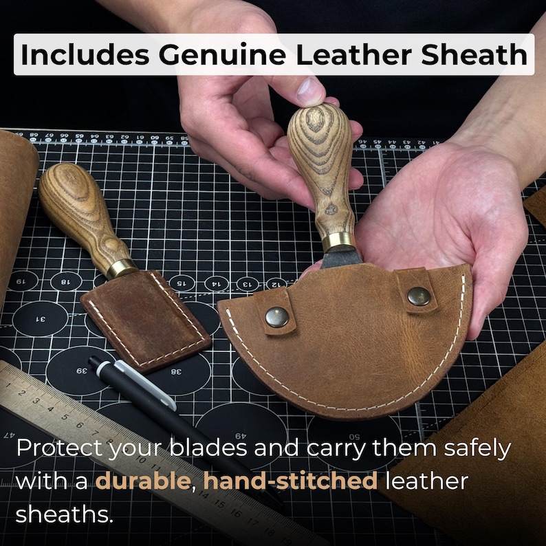 Puede incluir: Dos cuchillos de artesan&iacute;a en cuero con mangos de madera y detalles de lat&oacute;n, mostrados con sus fundas de cuero marr&oacute;n. La imagen incluye texto que dice "Includes Genuine Leather Sheath" y "Protect your blades and carry them safely with a durable, hand-stitched leather sheaths."