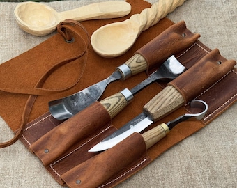 Houtsnijgereedschapset 4-delig. Gesmede bladen van 52100 koolstofstaal. Handgrepen van essenhout. Leren schede. Gereedschap voor het snijden van snijbloemen, lepels en kommen