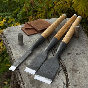 3-Piece Flat Short Chisel Set – 52100 Carbon Steel Blades, Ash Handles, Leather Sheaths – Timber Framing & Joinery Slick Chisels