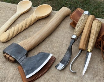 Set met handgesmede lepelsnijgereedschap, 4-delig. 52100 koolstofstalen messen. Handgrepen van essenhout. Leren schede. Gereedschap voor het snijden en snijden van lepels