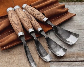 Hand-Forged Bent Gouges – Sharp 52100 Carbon Steel, Ergonomic Ash Handles, Leather Sheaths – Wood Carving & Spoon Carving Tools