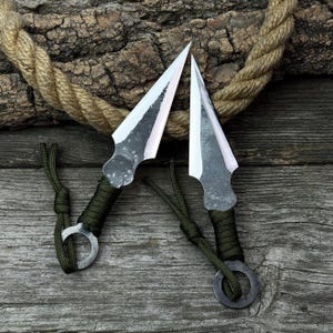 Juego de 2 cuchillos arrojadizos para principiantes. Hojas de acero al carbono, mangos envueltos con paracord. Cuchillos arrojadizos forjados para actividades al aire libre.