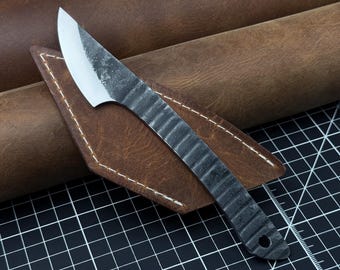 Kiridashi: een compact en vlijmscherp afgerond mes. Mes in Japanse stijl. Handgesmeed van gehard 52100-koolstofstaal, essenhouten handvat. Schede.