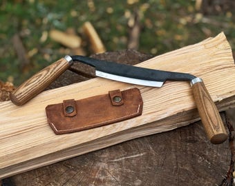Snickarkniv för träprojekt. Vasst blad i kolstål, handtag i askträ, läderslida. Handsmidd dragkniv för träbearbetning.