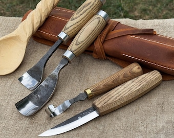 Gesmeed 4-delig houtsnijgereedschap. 52100 koolstofstalen messen. Handgrepen van essenhout. Leren schede. Beginnersset voor snijwerk met snijbiet, lepel en kom