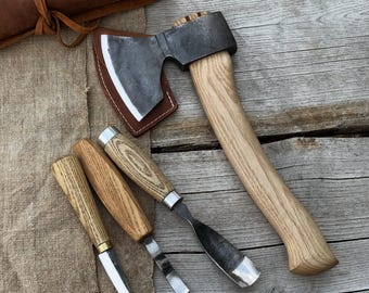 Geschmiedetes 4-teiliges Löffel Schnitzwerkzeug Set. 52100 Klingen aus Kohlenstoffstahl, Griffe aus Eschenholz, Lederscheide. Werkzeuge für die Holzschnitzerei, Whittlen.