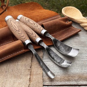 3-Piece Hand-Forged Spoon Bent Gouge Set – Razor Sharp 52100 Carbon Steel Blades, Ergonomic Ash Handles, Leather Roll – Wood Carving Tools.