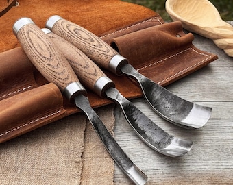 Conjunto de 3 peças de goiva curva para colher forjada à mão – Lâminas de aço carbono 52100 extremamente afiadas, cabos ergonômicos de freixo, rolo de couro – Ferramentas para entalhar madeira.