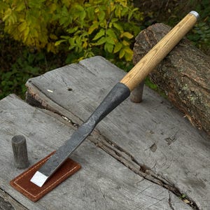 Cincel corto forjado a mano – Hoja de acero al carbono 52100, mango de fresno, funda de cuero – Cincel de carpintero para carpintería y ebanistería