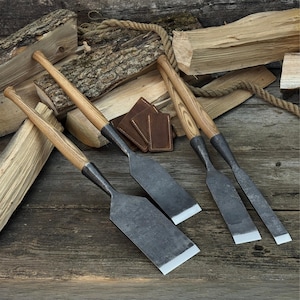 Juego de cinceles planos de 4 piezas: hojas de acero al carbono 52100, mangos de fresno y fundas de cuero. Cinceles planos para estructuras de madera y carpintería.