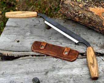 Rak smidd dragkniv för träbearbetning. Blad i 52100 kolstål, handtag i ask, läderslida. Snickarverktyg för träsnideri och formning.