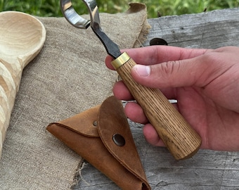 Cuchillo Scorp para tallar cucharas. Hoja afilada. Forjado en acero al carbono 52100 endurecido, mango de madera de fresno y funda de cuero. Regalo para tu esposo.