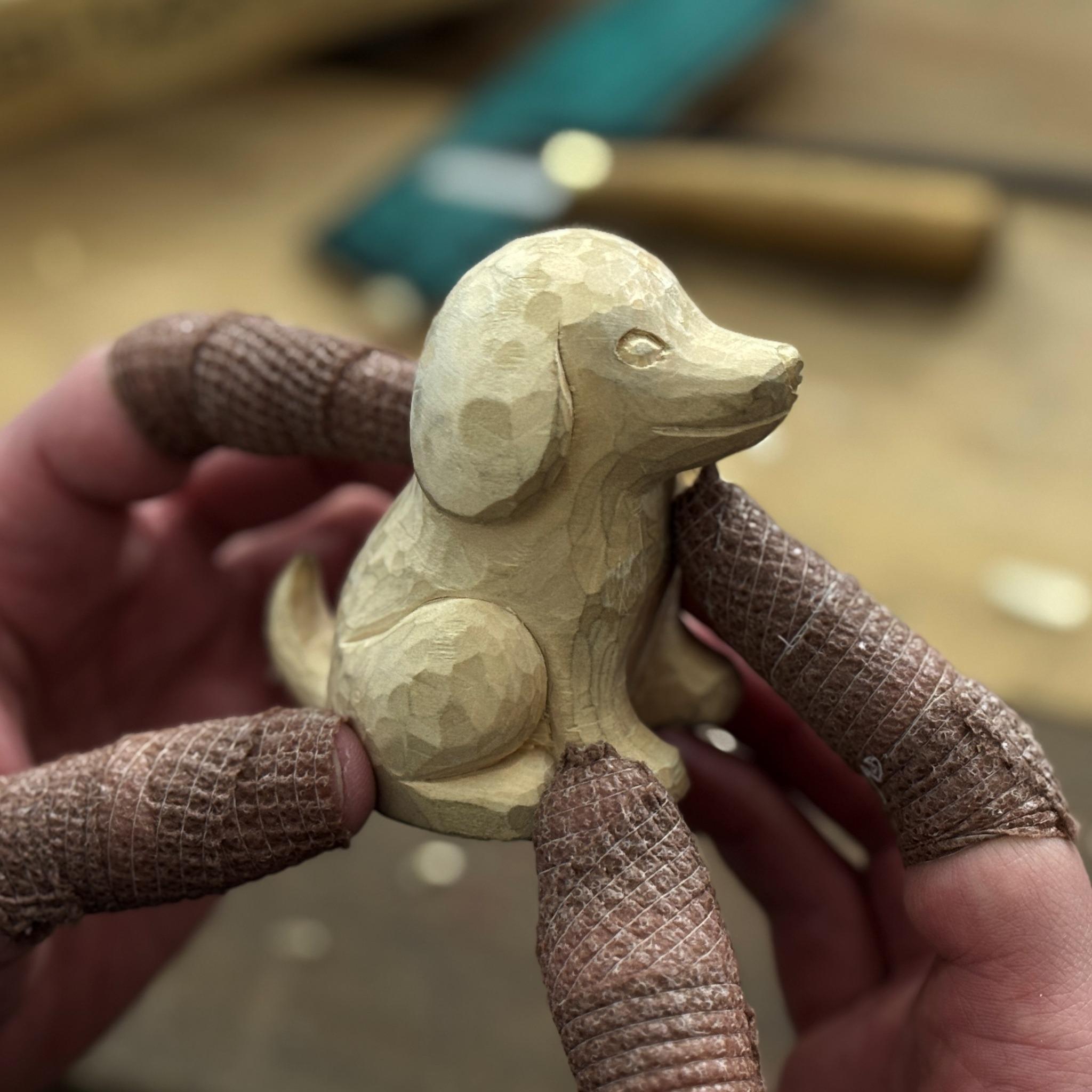 趣味のための木彫りキット。木製の犬を彫ります。鋭利な手鍛造彫刻鋼