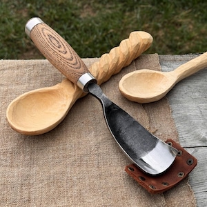 Hand-Forged Bent Gouge – Sharp Carbon Steel Blade, Ergonomic Ash Handle, Leather Sheath – Wood Carving Chisel for Spoon & Bowl Carving
