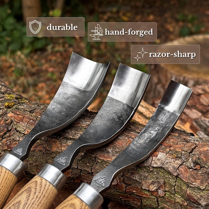 Puede incluir: Tres gubias de metal forjadas a mano con hojas de acero pulido curvadas y mangos de madera. Cada herramienta presenta un acabado met&aacute;lico oscuro y texturizado en el v&aacute;stago y un borde afilado y reflectante. Texto: durable, hand-forged, razor-sharp.