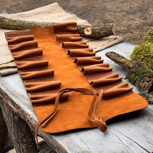 Rotolo portautensili in vera pelle con 15 tasche. Borsa portautensili universale in pelle Crazy Horse. Rotolo portautensili per scalpelli, sgorbie, coltelli e attrezzi da garage.