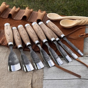 8-delat träsnideriverktygsset – handsmidda vassa kolstålsblad, ergonomiska askhandtag, läderrulle, sked- och skålverktyg