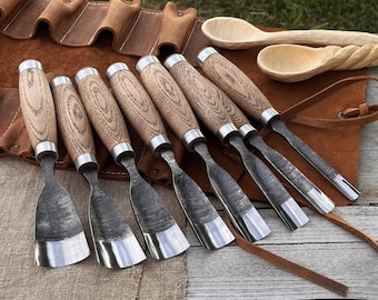 Set di 8 sgorbie per intaglio del legno: lame affilate in acciaio al carbonio forgiate a mano, manici ergonomici in legno di frassino, rullo in pelle e strumenti per intagliare cucchiai e ciotole.