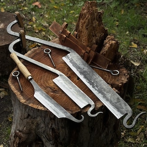 Stockmessen (klompmessen). Het scherpe mes wordt beschermd door een leren omhulsel. Handgesmeed van gehard koolstofstaal, essen handvat. Houtbewerking