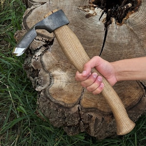 Holzschnitzbeitel – 52100 Klinge aus Kohlenstoffstahl, Eschenholzgriff – handgeschmiedete Holzbearbeitungs- & Zimmermannsaxt