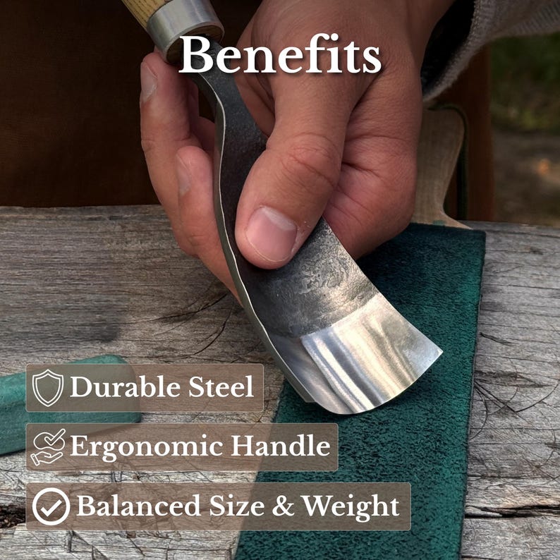 Pu&ograve; includere: Uno scalpello a sgorbia in metallo curvo con manico in legno, che riporta il testo Benefits, Durable Steel, Ergonomic Handle e Balanced Size & Weight. L'utensile presenta una finitura metallica scura e testurizzata con una lama curva lucida.