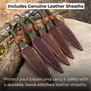 K&ouml;nnte beinhalten: F&uuml;nf Wurfmesser mit braunen Lederscheiden. Die Messer haben gr&uuml;n umwickelte Griffe und Metallringe. Die Scheiden sind handgen&auml;ht. Der Text lautet "Includes Genuine Leather Sheaths" und "Protect your blades and carry it safely with a durable, hand-stitched leather sheaths."