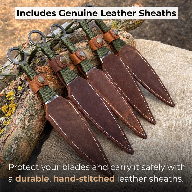 K&ouml;nnte beinhalten: F&uuml;nf Wurfmesser mit braunen Lederscheiden. Die Messer haben gr&uuml;n umwickelte Griffe und Metallringe. Die Scheiden sind handgen&auml;ht. Der Text lautet "Includes Genuine Leather Sheaths" und "Protect your blades and carry it safely with a durable, hand-stitched leather sheaths."
