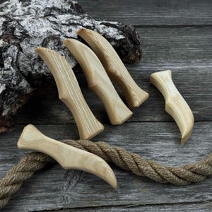 Set med 5 ergonomiska knivhandtag i ask – Handsnidade trähandtag för knivtillverkning, snidningsverktyg och friluftsknivar. bild 5
