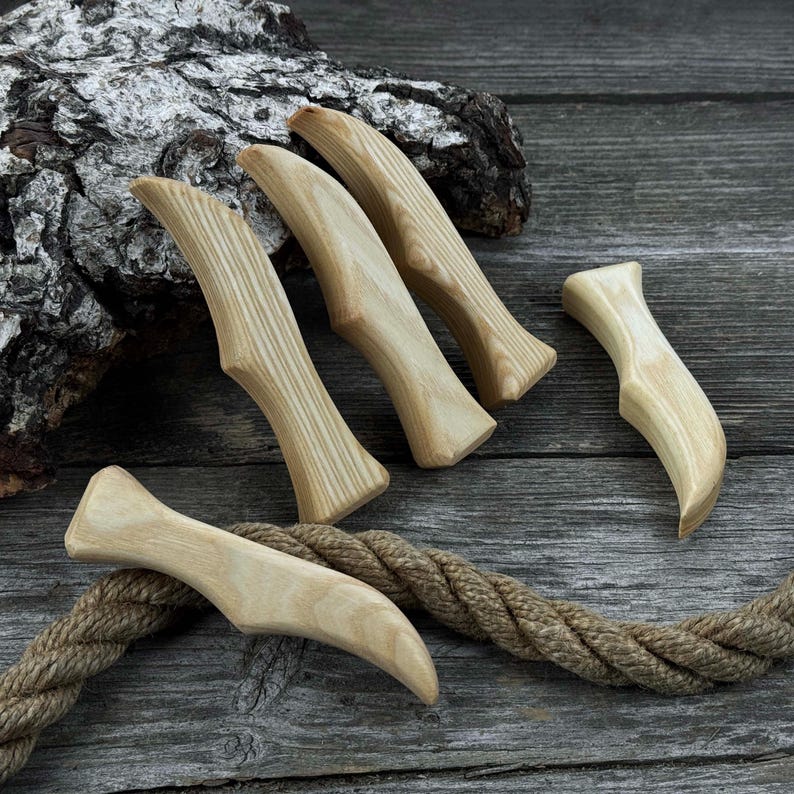 Set med 5 ergonomiska knivhandtag i ask – Handsnidade trähandtag för knivtillverkning, snidningsverktyg och friluftsknivar. bild 5