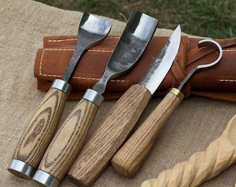 4-teiliges Holz-Schnitzwerkzeug-Set. Geschmiedete Klingen aus 52100 Kohlenstoffstahl. Griffe aus Esche. Scheide aus Leder. Werkzeuge zum Schnitzen, Löffel- und Schüsselschnitzen.