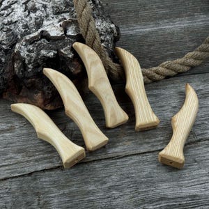 Set med 5 ergonomiska knivhandtag i ask – Handsnidade trähandtag för knivtillverkning, snidningsverktyg och friluftsknivar. bild 3