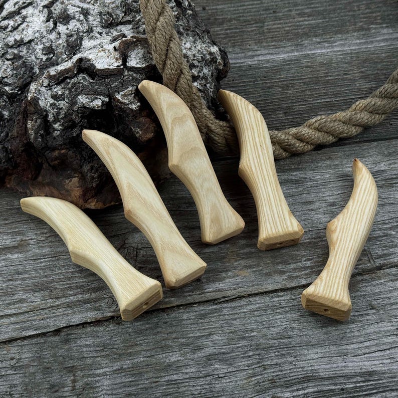 Set med 5 ergonomiska knivhandtag i ask – Handsnidade trähandtag för knivtillverkning, snidningsverktyg och friluftsknivar. bild 3