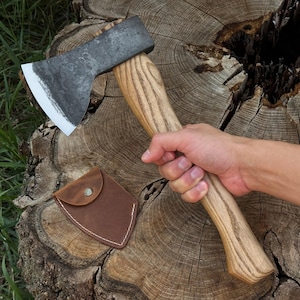 Mała siekiera do rzeźbienia w drewnie. Ostre ostrze. Kuta ręcznie z hartowanej stali węglowej 52100, ergonomiczna rękojeść jesionowa. Pochwa skórzana. Siekiera do rzeźbienia w kształcie łyżki. zdjęcie 1