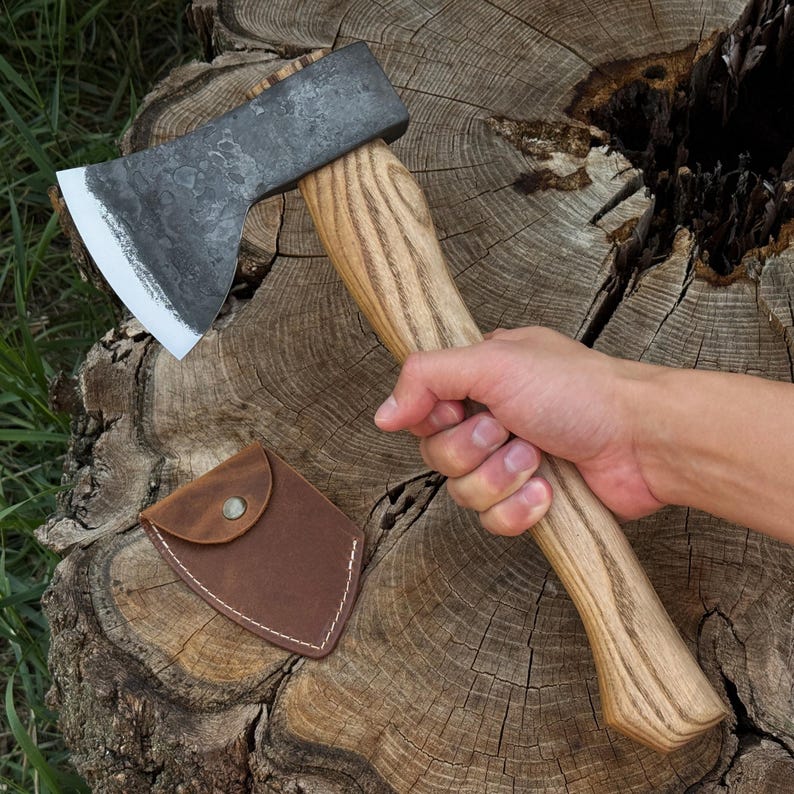 Mała siekiera do rzeźbienia w drewnie. Ostre ostrze. Kuta ręcznie z hartowanej stali węglowej 52100, ergonomiczna rękojeść jesionowa. Pochwa skórzana. Siekiera do rzeźbienia w kształcie łyżki. zdjęcie 1