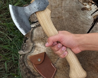 Ręcznie kuta siekiera do rąbania – ostrze ze stali węglowej 52100, trzonek jesionowy, skórzana pochwa – siekiera kempingowa i ciesielska. Topór do bushcraftu.