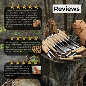 Pode incluir: Um conjunto de ferramentas de entalhe em madeira com cabos de madeira e l&acirc;minas de metal, dispostas em um tronco de &aacute;rvore. As ferramentas incluem v&aacute;rios cinz&eacute;is e facas. Um rolo de couro &eacute; vis&iacute;vel ao fundo. A palavra "Reviews" est&aacute; no canto superior direito.