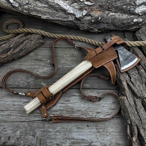 Bushcraft-bijl. Scherp mes van koolstofstaal, essenhouten handvat, leren schede. Houtbewerkingsbijl voor timmerman. Handgesmede kampeerbijl. Cadeau