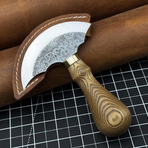 Ledermesser Rund. Rasiermesserscharfe Klinge. Halbmond Messer. Handgeschmiedet aus gehärtetem Carbon 52100 Stahl, ergonomischer Griff, mit Lederscheide Bild 1