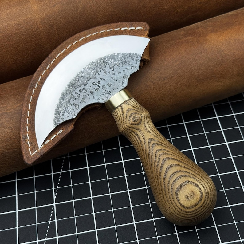 Ledermesser Rund. Rasiermesserscharfe Klinge. Halbmond Messer. Handgeschmiedet aus gehärtetem Carbon 52100 Stahl, ergonomischer Griff, mit Lederscheide Bild 1