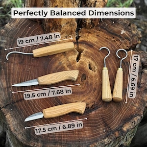 Pode incluir: Um conjunto de ferramentas de entalhe com cabo de madeira, incluindo facas e ferramentas de gancho, exibidas em uma superf&iacute;cie de madeira. A imagem inclui medidas em cent&iacute;metros e polegadas, com o texto "Perfectly Balanced Dimensions" no topo.