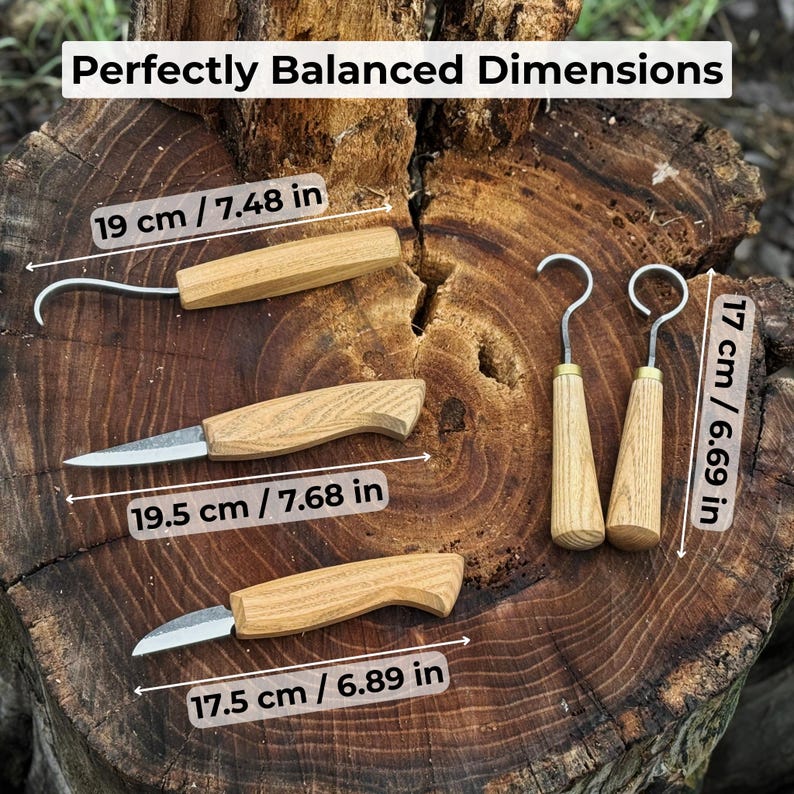 Pode incluir: Um conjunto de ferramentas de entalhe com cabo de madeira, incluindo facas e ferramentas de gancho, exibidas em uma superf&iacute;cie de madeira. A imagem inclui medidas em cent&iacute;metros e polegadas, com o texto "Perfectly Balanced Dimensions" no topo.