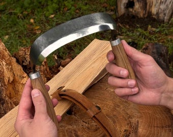 Inshave-kniv (halvrundad dragkniv) – böjt blad i 52100 kolstål, handtag i ask, läderslida – handsmidet träbearbetningsverktyg