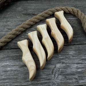 Set med 5 ergonomiska knivhandtag i ask – Handsnidade trähandtag för knivtillverkning, snidningsverktyg och friluftsknivar. bild 4