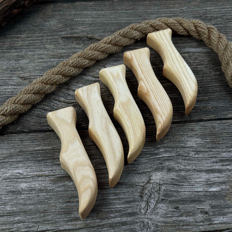 Set med 5 ergonomiska knivhandtag i ask – Handsnidade trähandtag för knivtillverkning, snidningsverktyg och friluftsknivar. bild 4