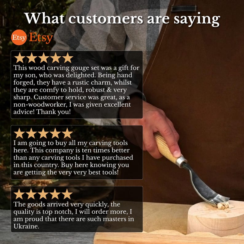 Pu&ograve; includere: Una sgorbia per intaglio del legno con manico in legno chiaro e lama in metallo curva, che taglia un blocco di legno chiaro. L'immagine include tre recensioni dei clienti a cinque stelle con testo sulla qualit&agrave; degli strumenti di intaglio.