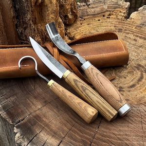 Ensemble de 3 cuillères à découper : lames en acier au carbone tranchantes comme des rasoirs, manches ergonomiques en bois de frêne, rouleau en cuir | Kit de sculpture sur bois