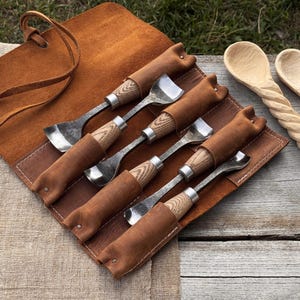 Hand-Forged 6-Piece Wood Carving Gouge Set – Sharp Carbon Steel Blades, Ergonomic Ash Wood Handles, Leather Sheaths – Spoon Carving Tools