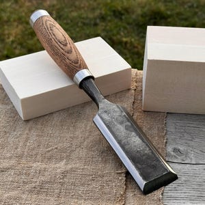 Beitel met afgeschuinde rand: handgesmeed blad van 52100 koolstofstaal, essenhouten handvat. Houtsnijbeitel. Gereedschap voor houtbewerking, beeldhouwwerk en houtsnijwerk