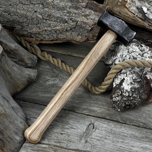 Martello da fabbro da 2,2 libbre. Martello a doppia faccia. Forgiato a mano in acciaio al carbonio temprato 52100, impugnatura ergonomica in frassino. Peso bilanciato.