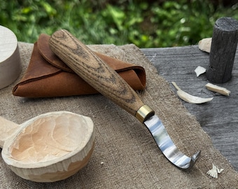 Lepel vleeshaak mes. Handgesmeed blad van gehard koolstofstaal, essenhouten handvat, leren schede. Houtbewerkingsmes voor schalen en kopjes.